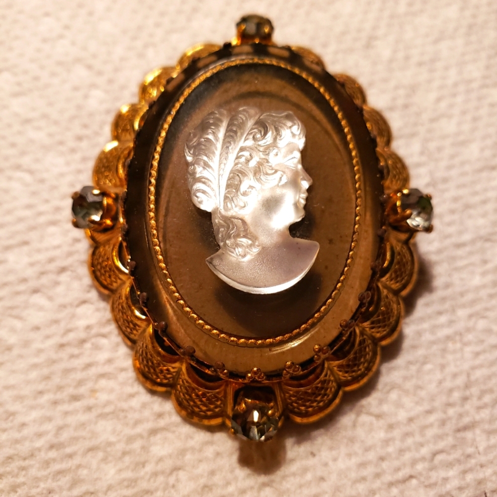 Vintage Gold Tone Cameo Brooch